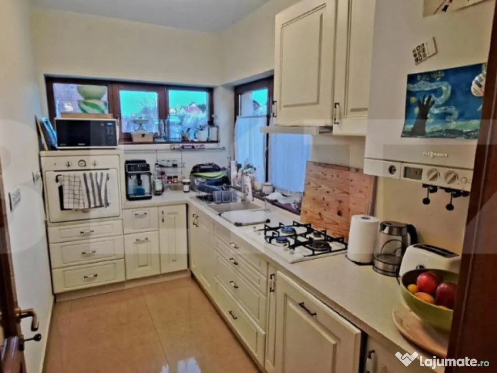 Casa individuala cu 4 camere,200 mp, teren 365 mp,cartier E