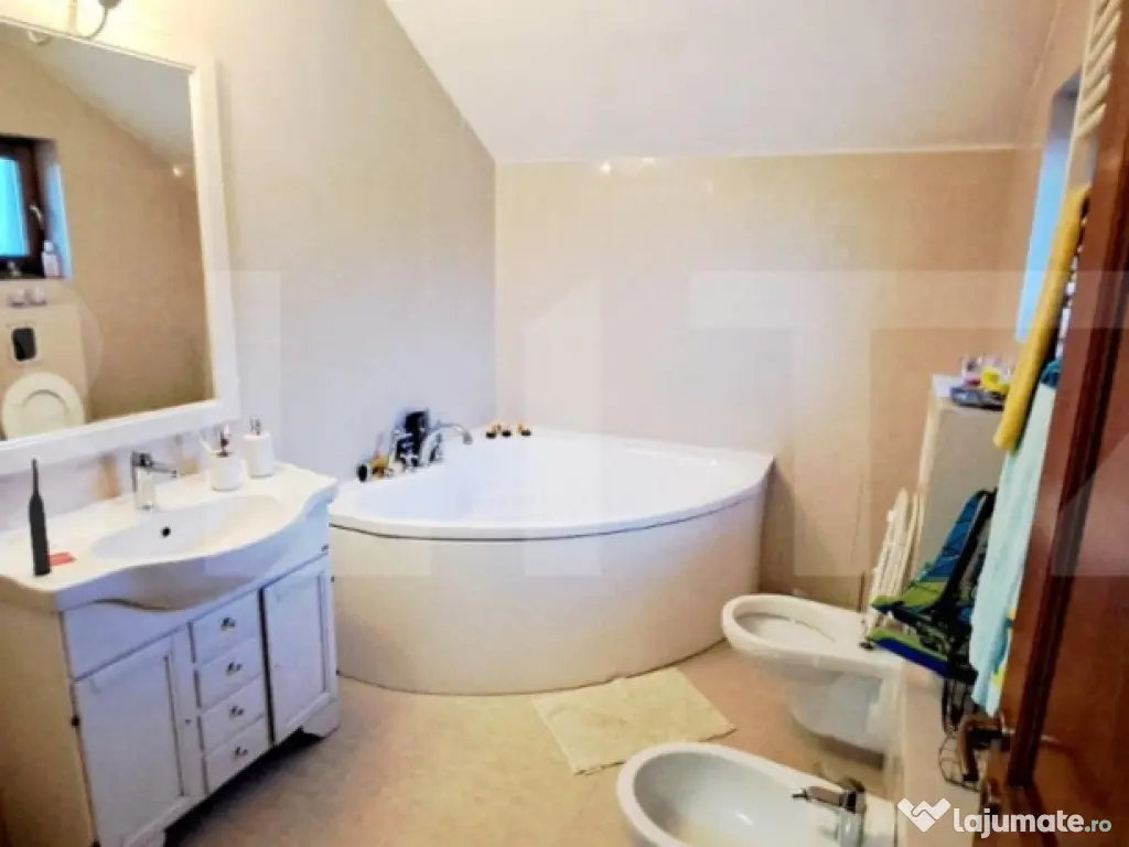 Casa individuala cu 4 camere,200 mp, teren 365 mp,cartier E