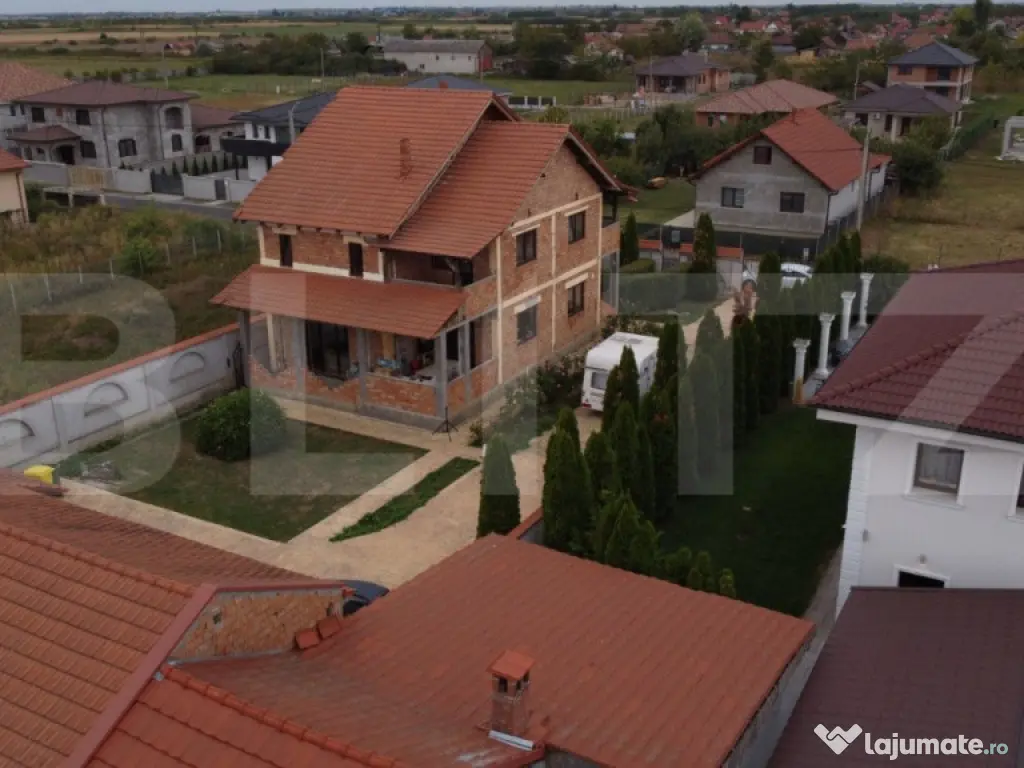 Casa de vanzare cu 6 camere, 480 mp, zona Vetis