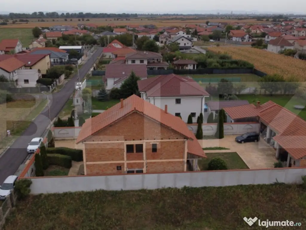 Casa de vanzare cu 6 camere, 480 mp, zona Vetis