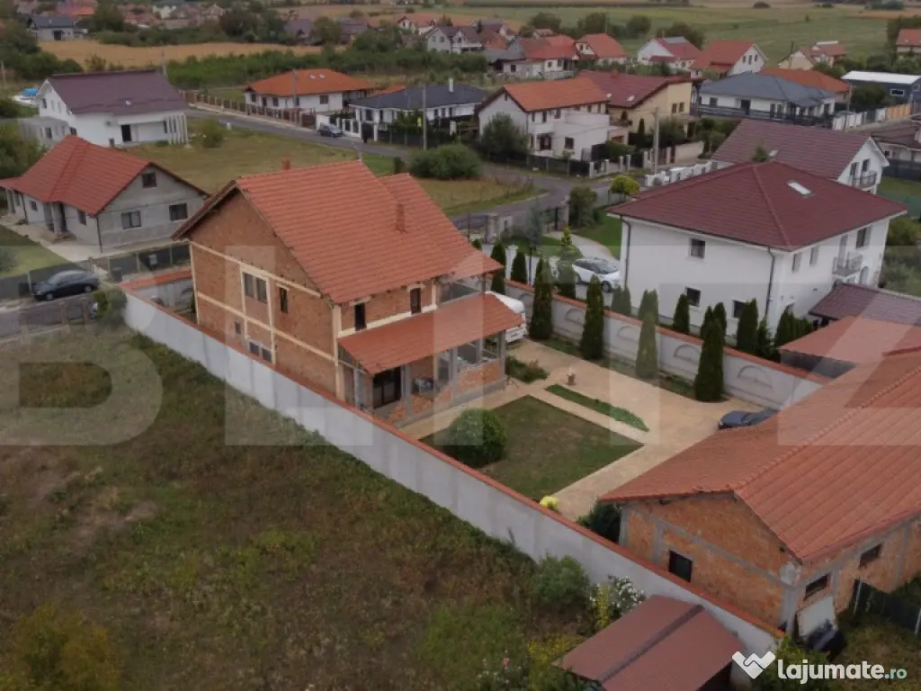 Casa de vanzare cu 6 camere, 480 mp, zona Vetis