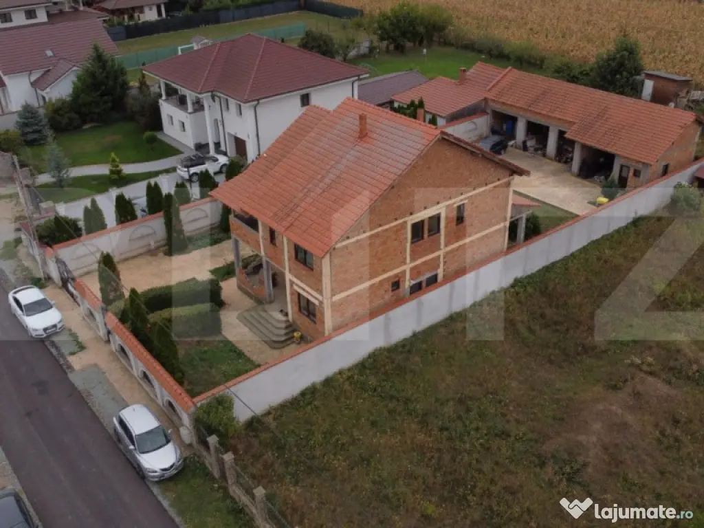 Casa de vanzare cu 6 camere, 480 mp, zona Vetis