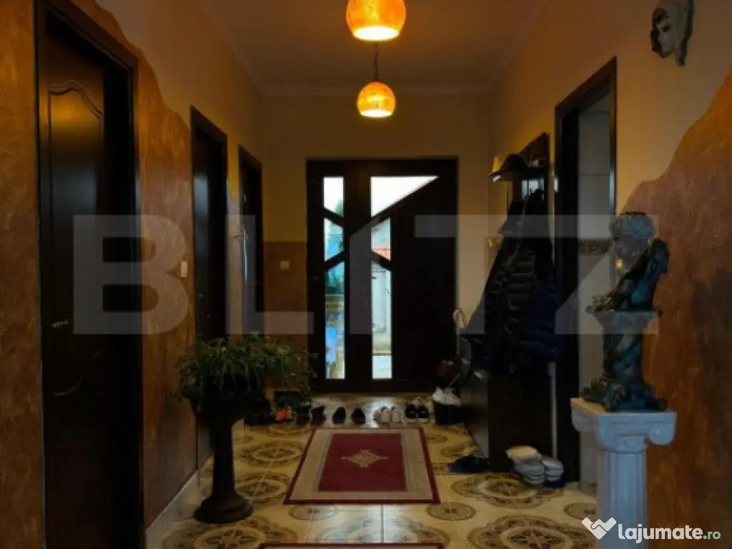 Casa de vanzare cu 6 camere, 480 mp, zona Vetis
