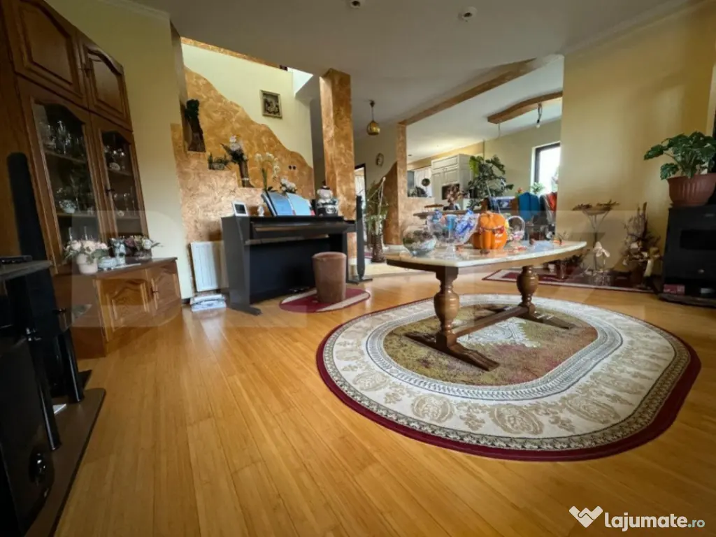 Casa de vanzare cu 6 camere, 480 mp, zona Vetis