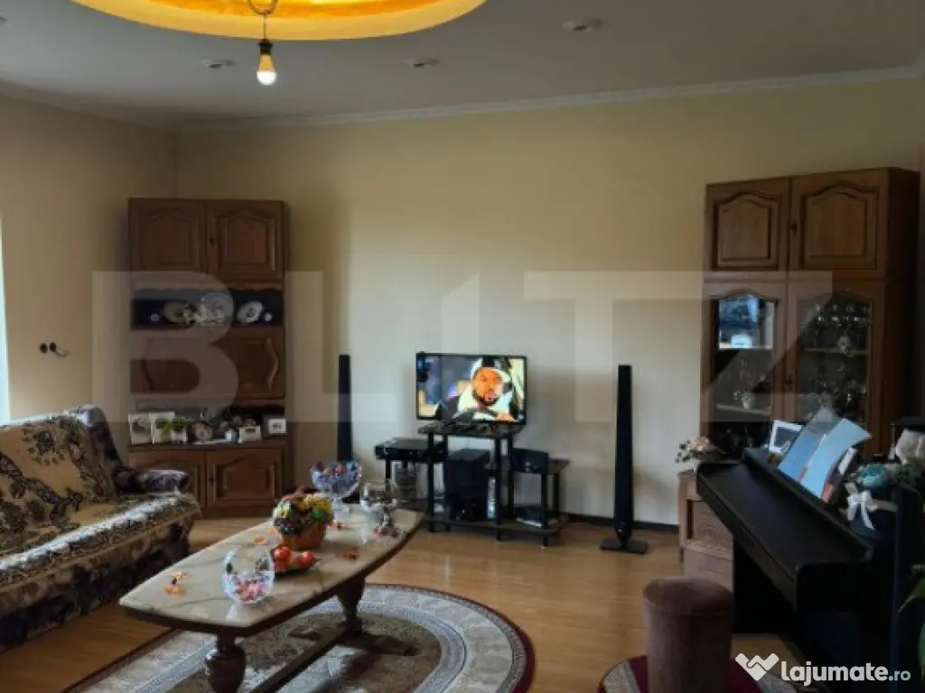 Casa de vanzare cu 6 camere, 480 mp, zona Vetis