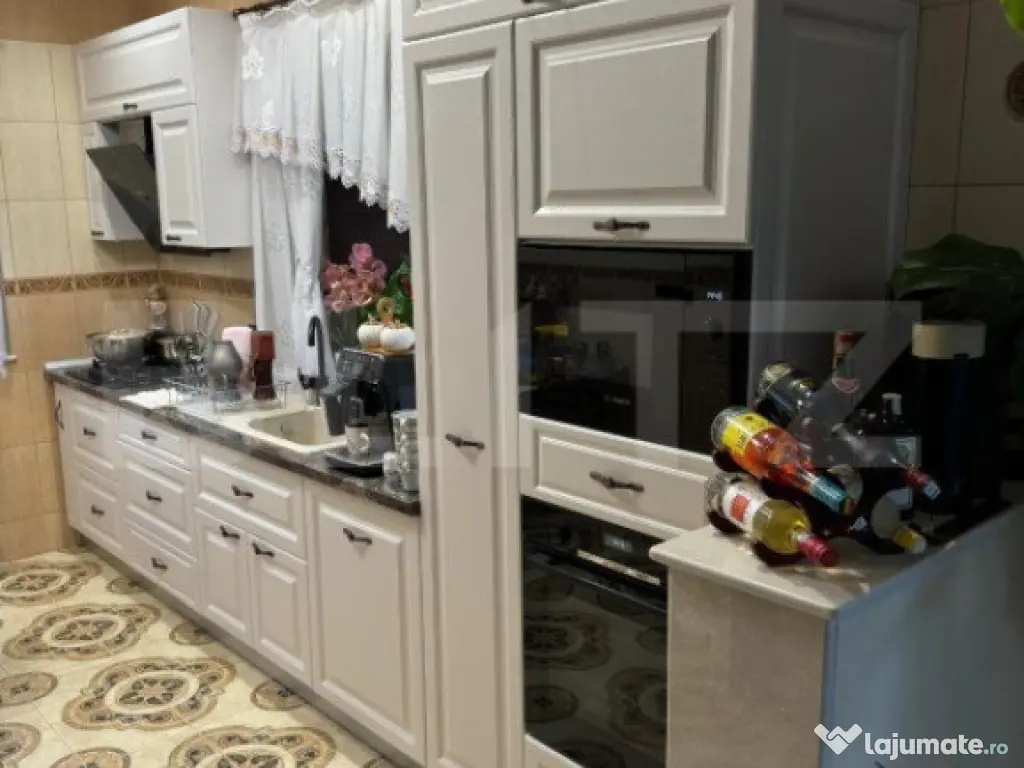 Casa de vanzare cu 6 camere, 480 mp, zona Vetis