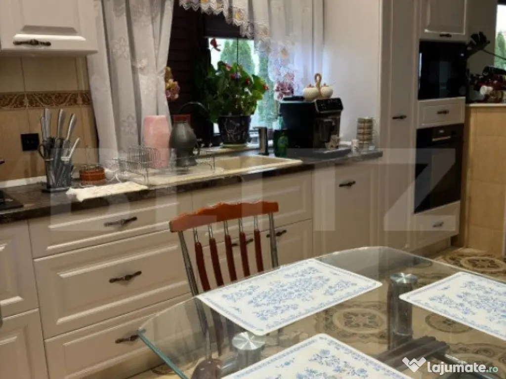 Casa de vanzare cu 6 camere, 480 mp, zona Vetis