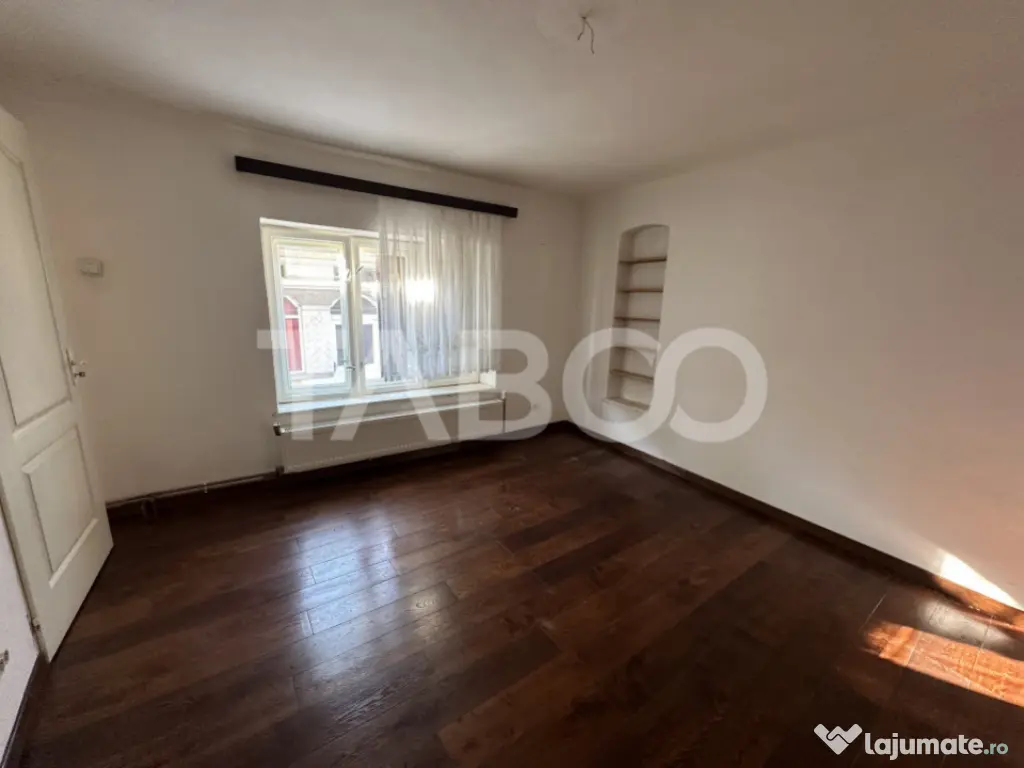 Casa cu potential de investitie 280 mp utili teren liber 206 