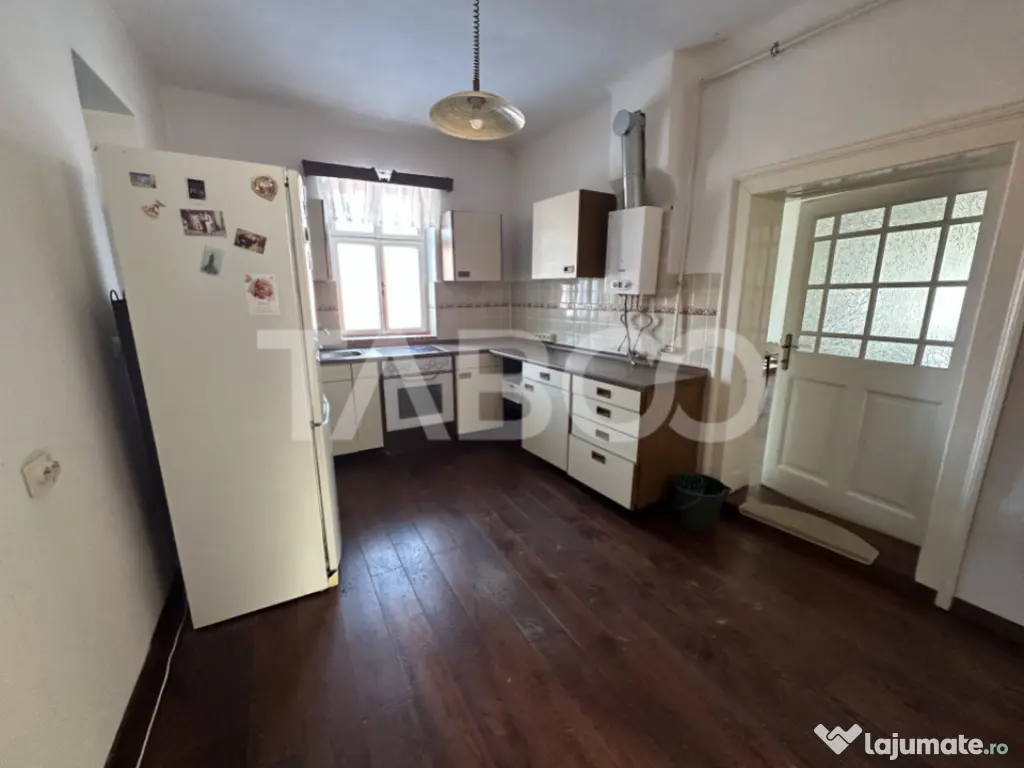 Casa cu potential de investitie 280 mp utili teren liber 206 