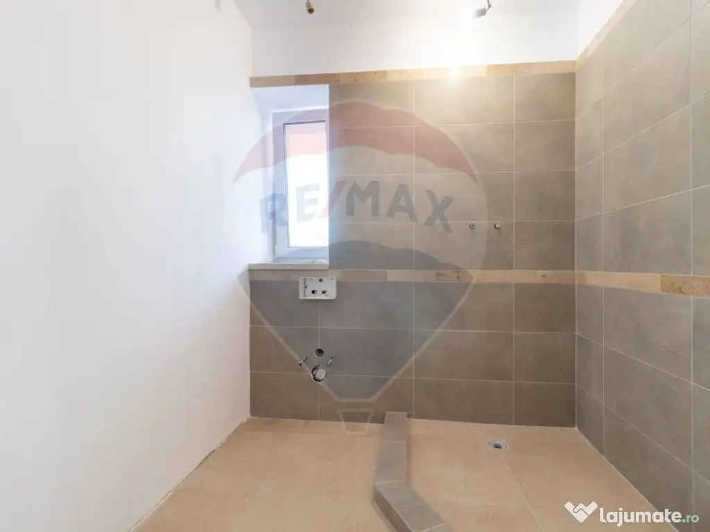 Apartament cu 3 camere de vanzare in zona Damaroaia - Pet... 