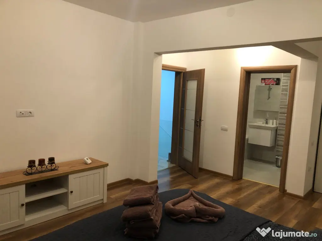 Apartament cu patru camere ,mobilat si utilat. 