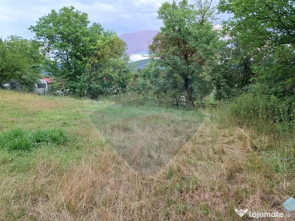 Teren construibil de vânzare 990mp în Barzava, județul...