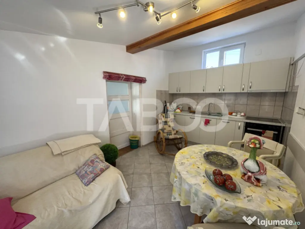 Casa individuala + apartament 2 fronturi teren 584 mp Turnis 