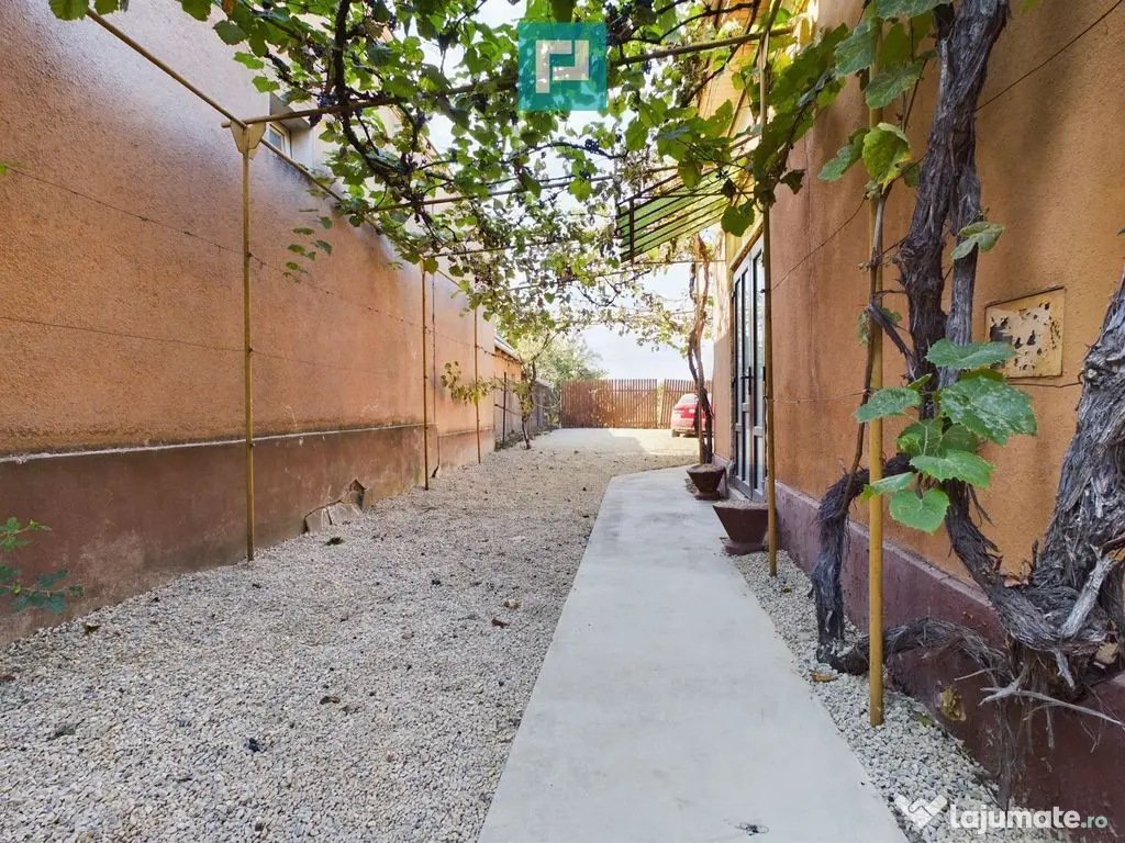 Casă 4 camere, zona centrală în Pâncota