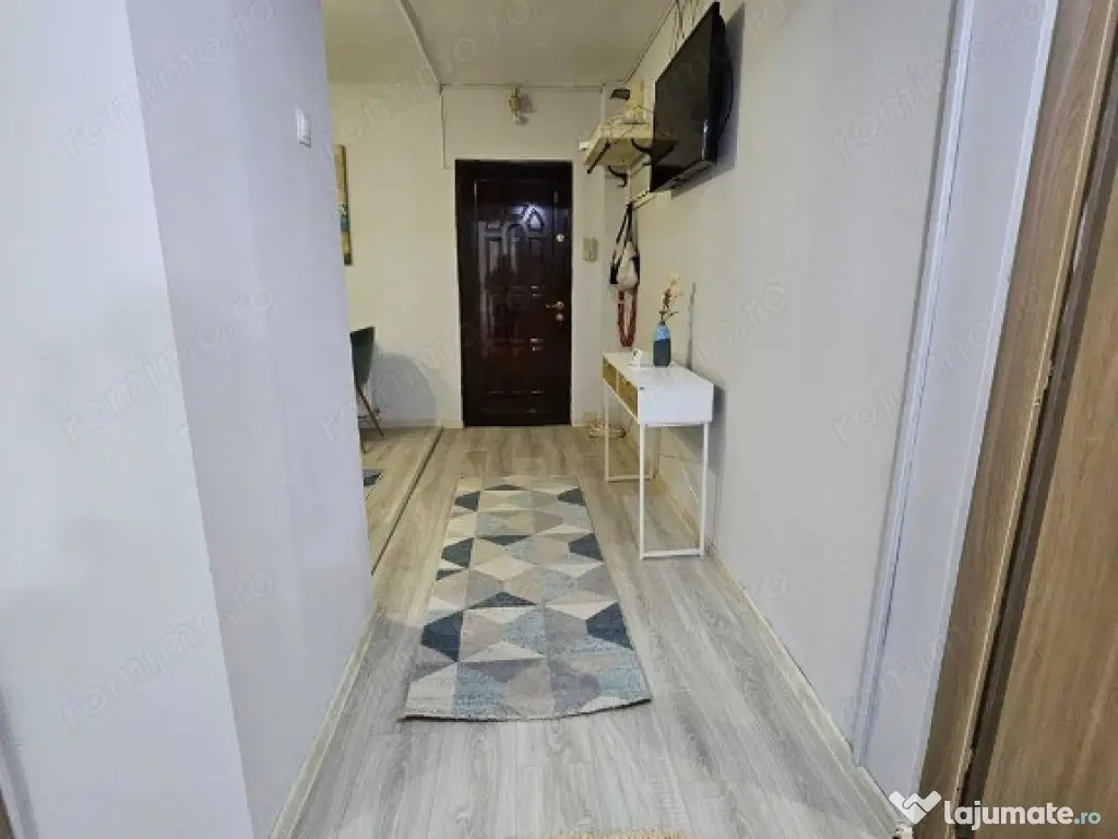 Se inchiriaza garsoniera in zona Tractorul 