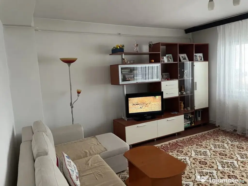 Apartament cu 3 camere, decomandat - zona Astra