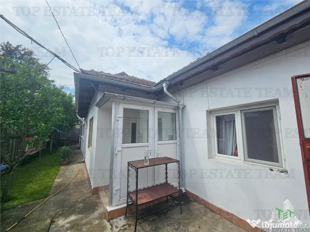 Casa la curte cu garaj dublu langa Padurea Rosu