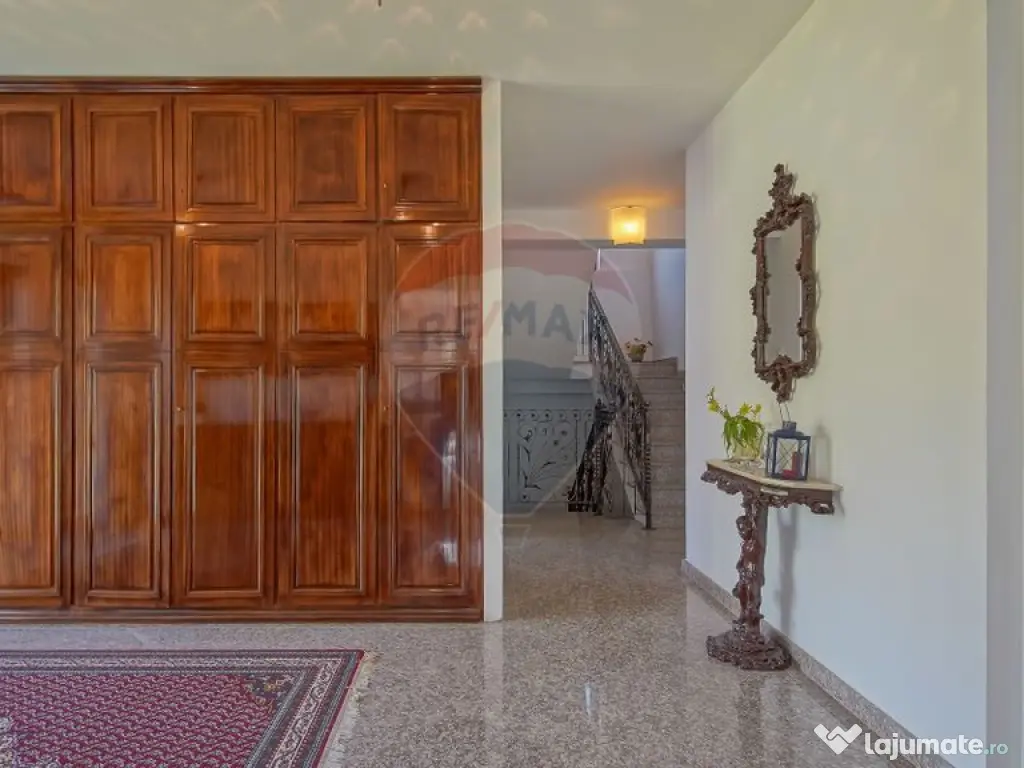 Vilă în zona Glăjărie, 10 camere, Sp + E + M, teren 2...