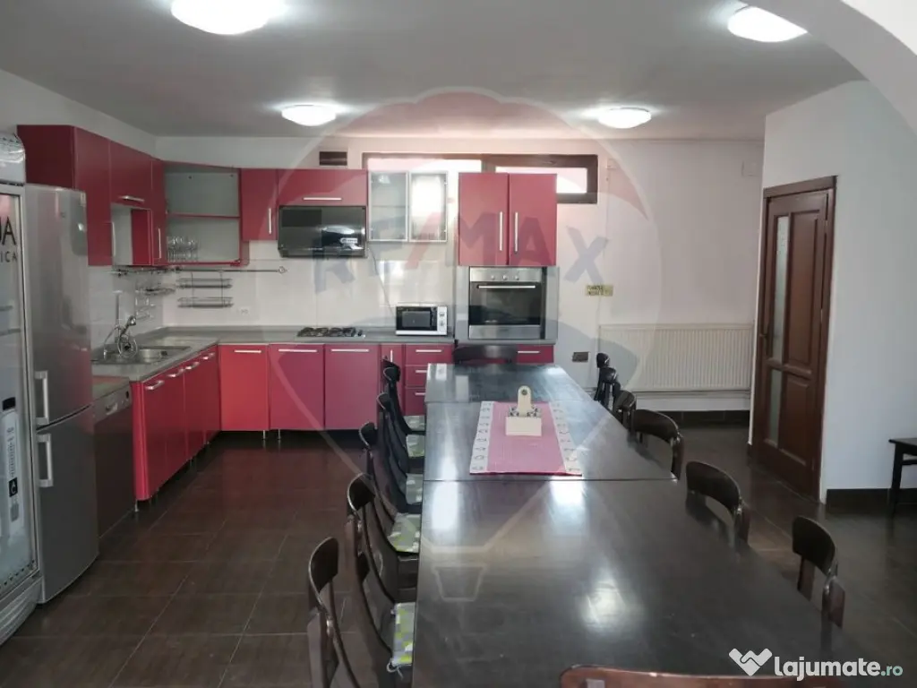 Vilă cu 10 camere de vânzare în zona Centrala 