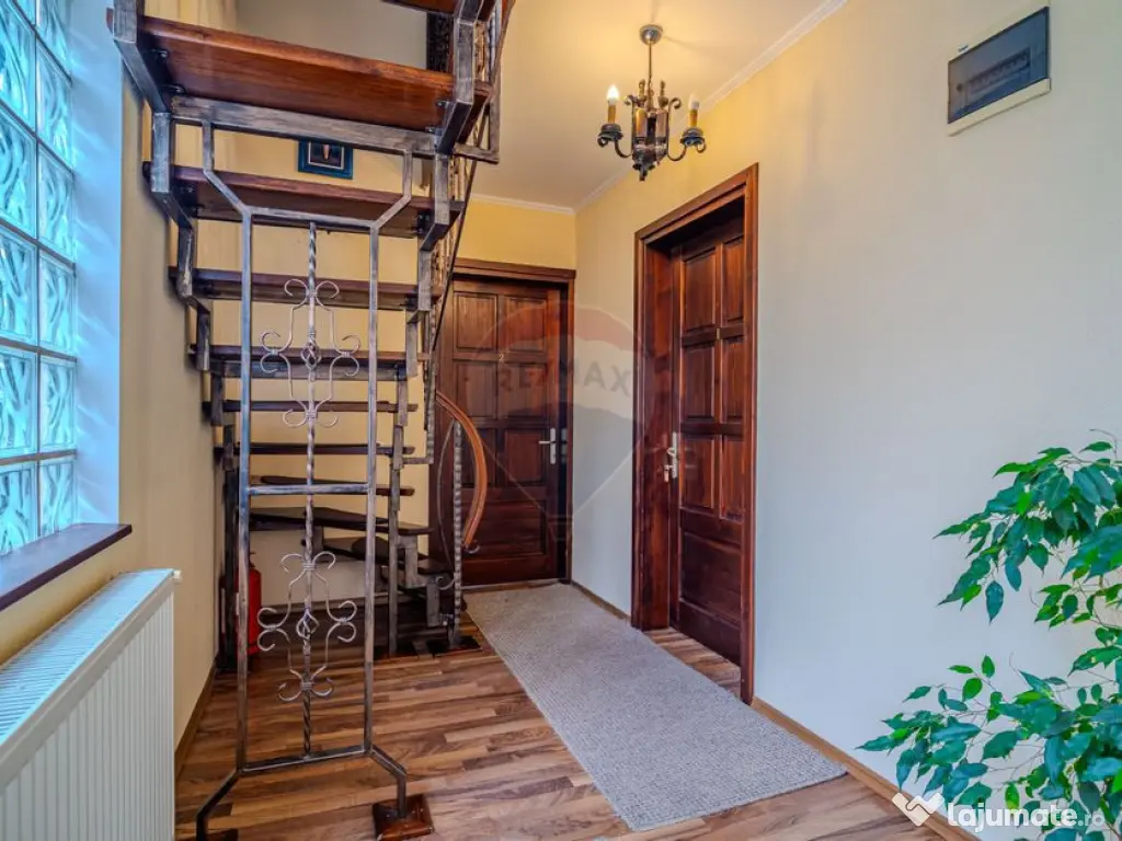 Proprietate deosebită de vânzare în Bușteni - Pensiun...