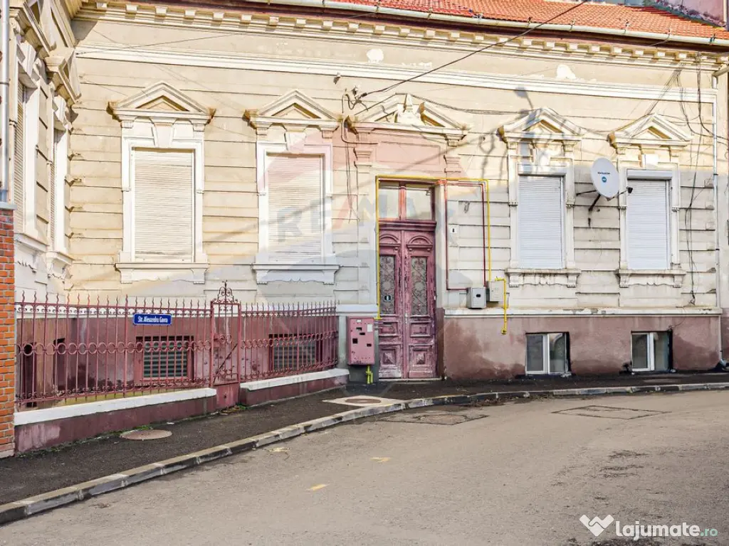 Apartament 4 camere spațioase, curte, zona Piata Catedralei 