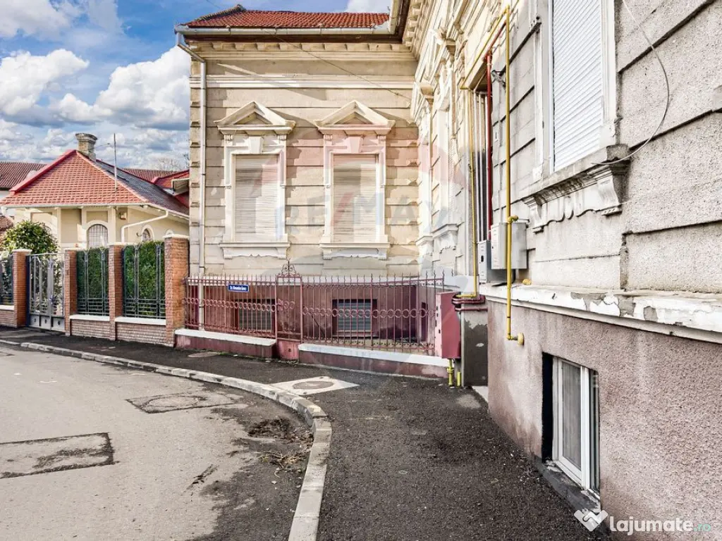 Apartament 4 camere spațioase, curte, zona Piata Catedralei 