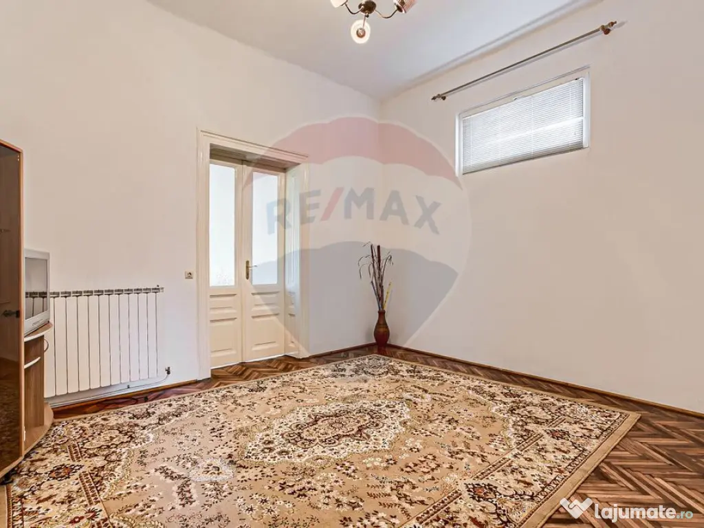 Apartament 4 camere spațioase, curte, zona Piata Catedralei 