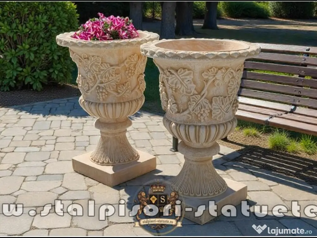 Vază ornament cu picior, galben patinat, model V1. 