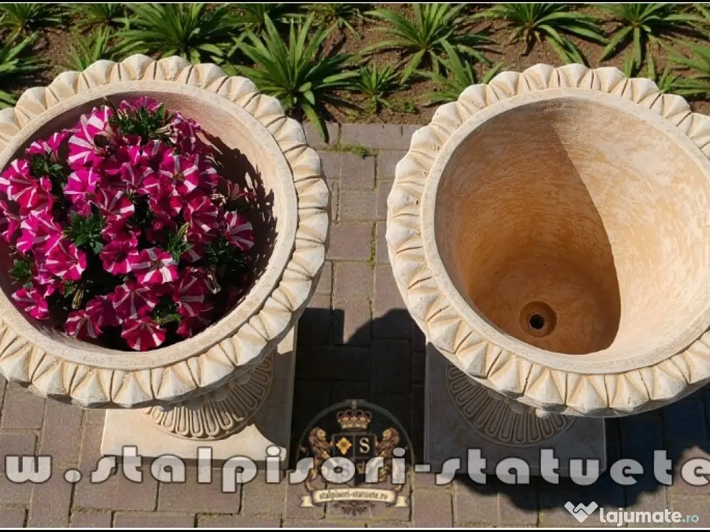 Vază ornament cu picior, galben patinat, model V1. 