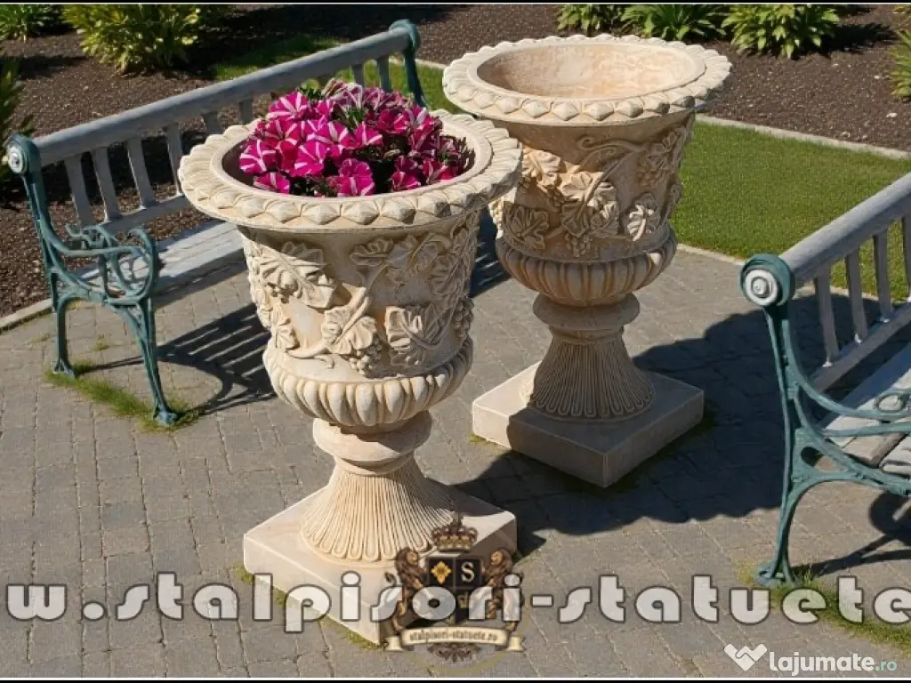 Vază ornament cu picior, galben patinat, model V1. 