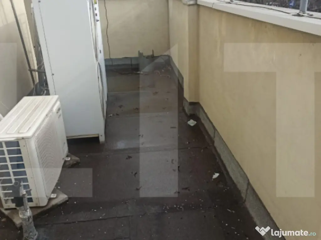 Spatiu comercial, de vanzare, parter + apartament la etaj, z