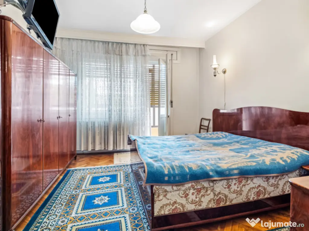 Vilă tip bloc 12 camere, 2 garaje 2 boxe zona Tomis 1 Flăm