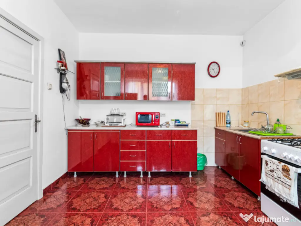 Vilă tip bloc 12 camere, 2 garaje 2 boxe zona Tomis 1 Flăm