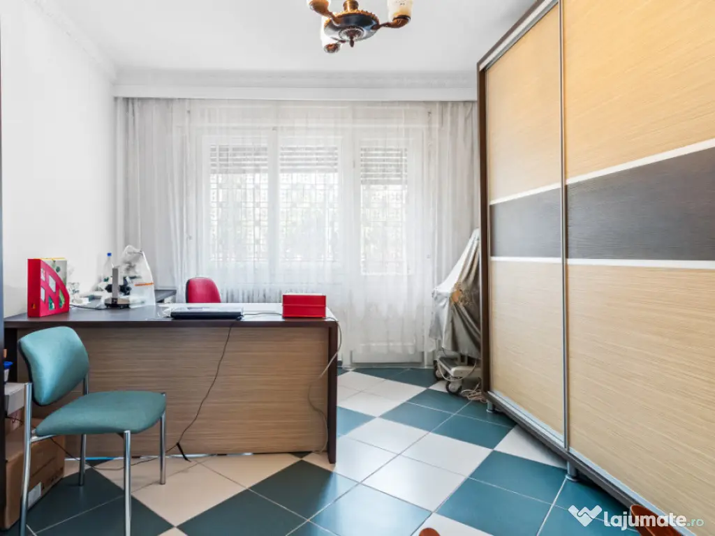 Vilă tip bloc 12 camere, 2 garaje 2 boxe zona Tomis 1 Flăm