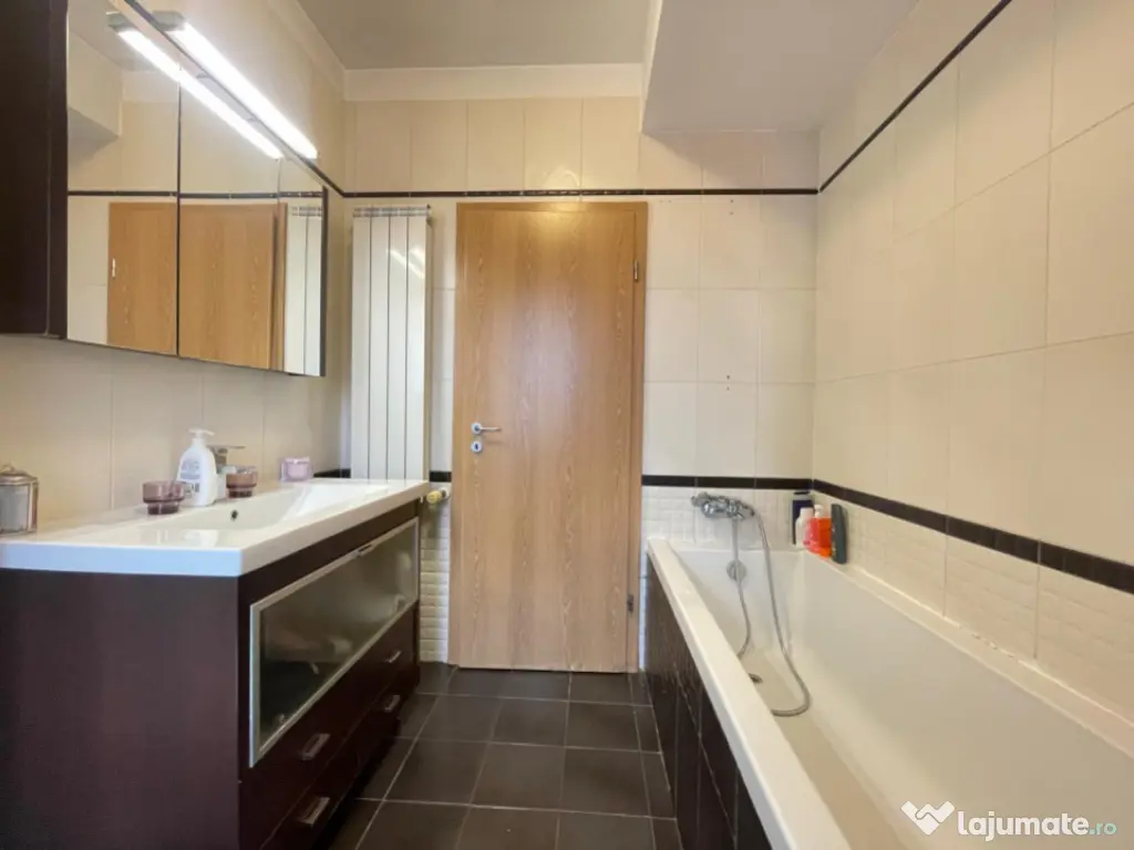 Apartament cu 5 camere si terasa spatioasa + 2 locuri de par