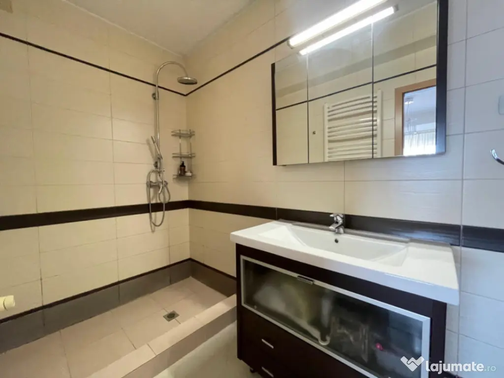 Apartament cu 5 camere si terasa spatioasa + 2 locuri de par