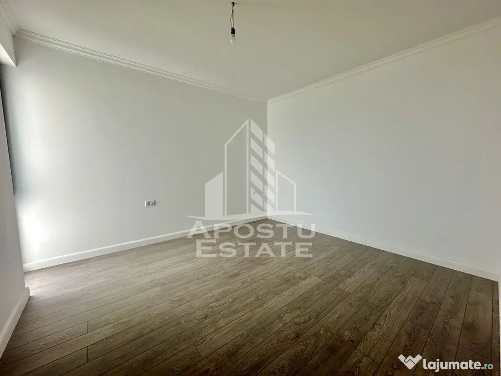 Duplex modern cu 4 camere, despartit prin camera tehnica,...