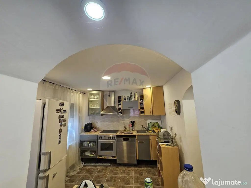 Casă solidă din cărămidă, mobilată, garaj, teren ge... 