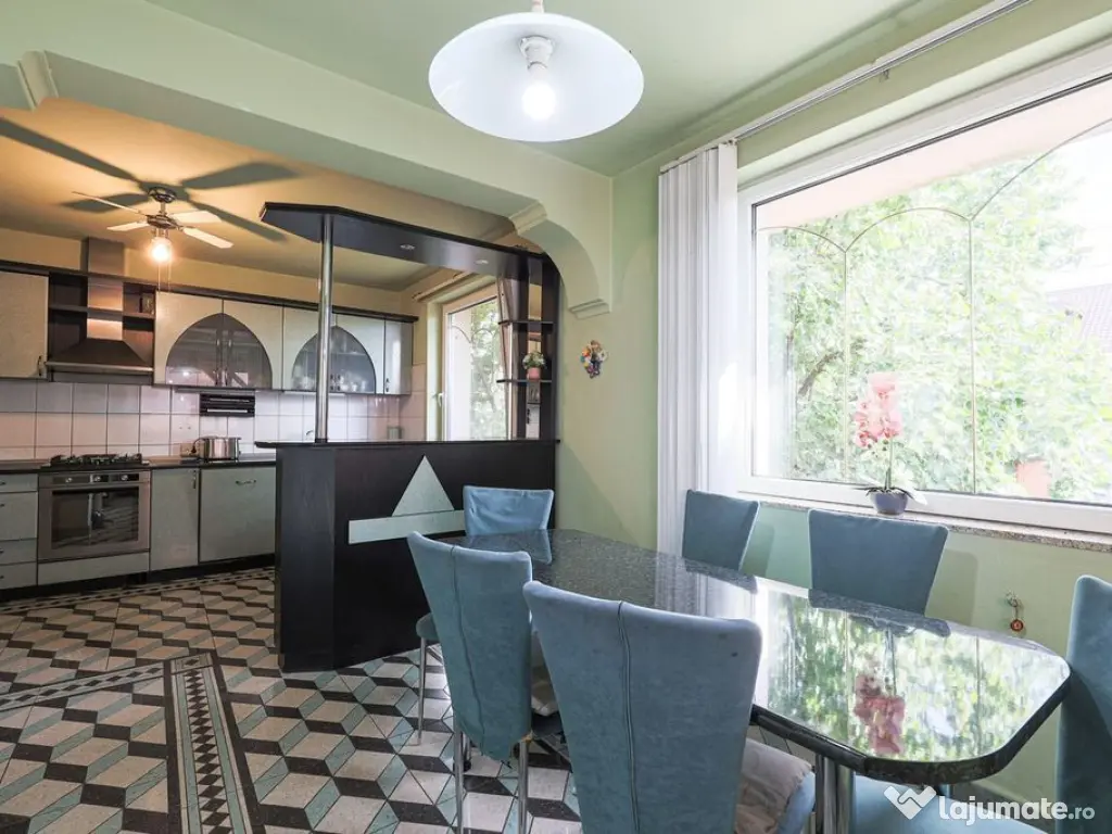 Vilă cu 6 camere în zona rezidențială - Poltura 