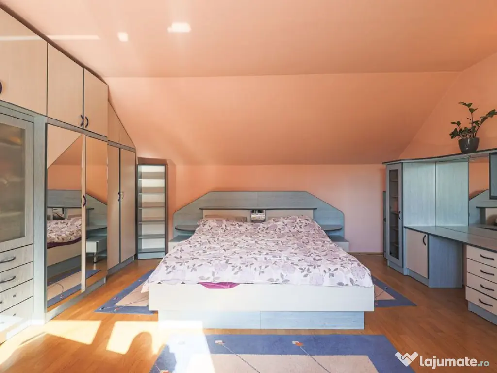 Vilă cu 6 camere în zona rezidențială - Poltura 