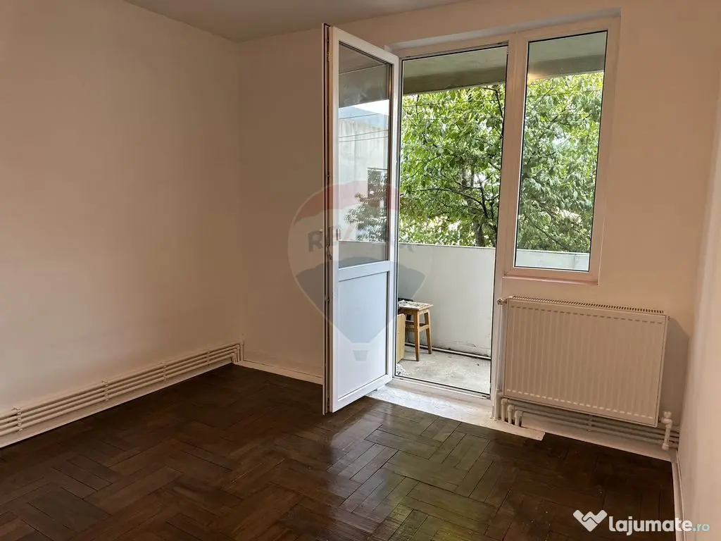Apartament cu 4 camere de vânzare Roman central 