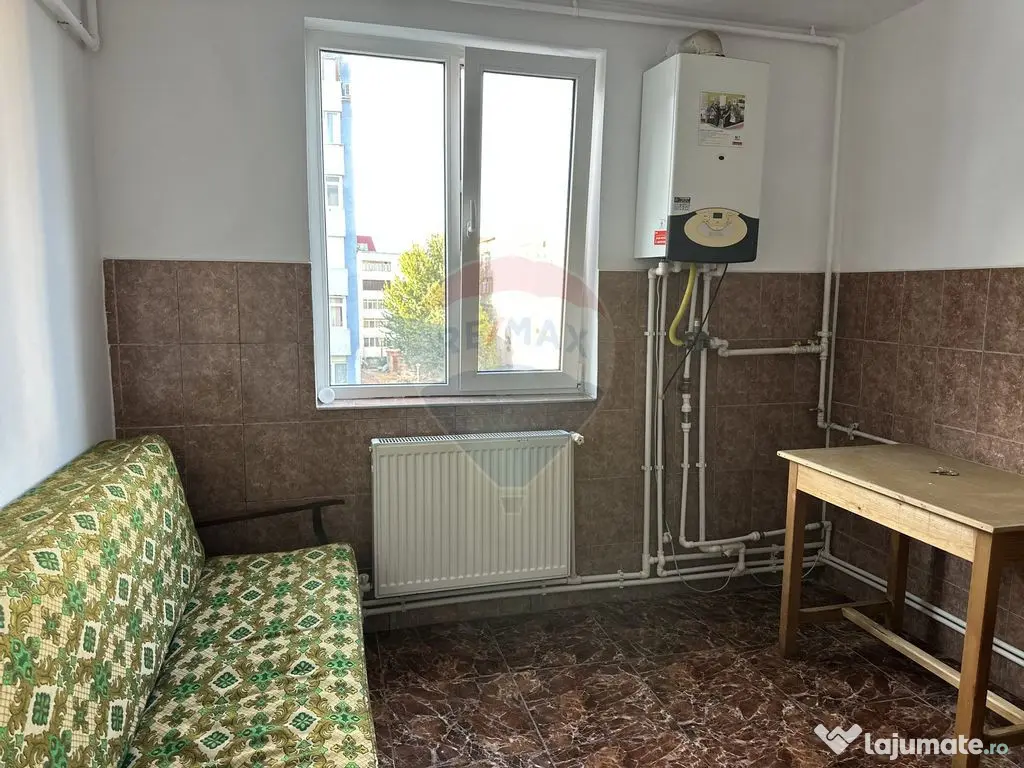 Apartament cu 4 camere de vânzare Roman central 