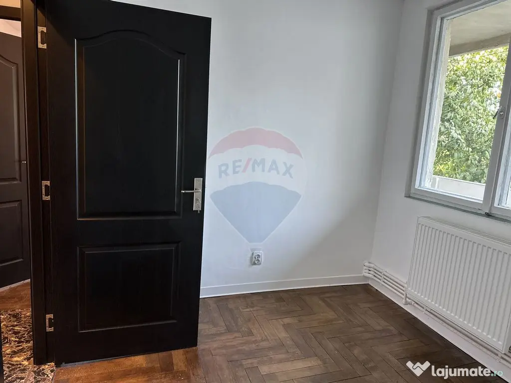 Apartament cu 4 camere de vânzare Roman central 