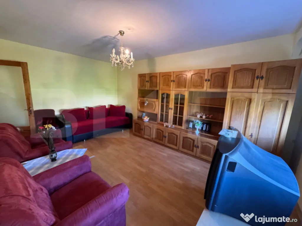 Apartament de 2 camere, decomandat, etaj intermediar, zona C