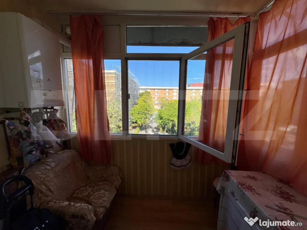 Apartament de 2 camere, decomandat, etaj intermediar, zona C