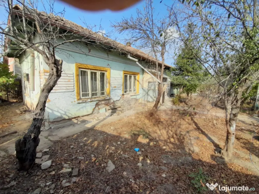 Teren 1160 mp + casa batraneasca, zona Cosoveni