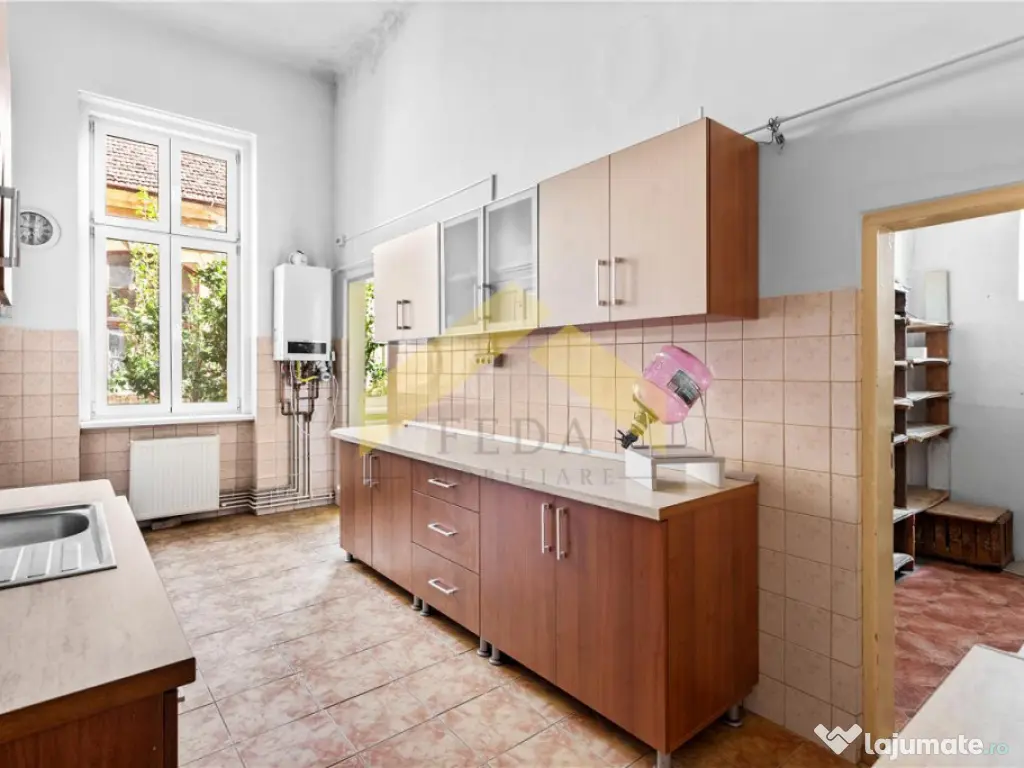 Apartament ultracentral cu 3 camere si centrala proprie