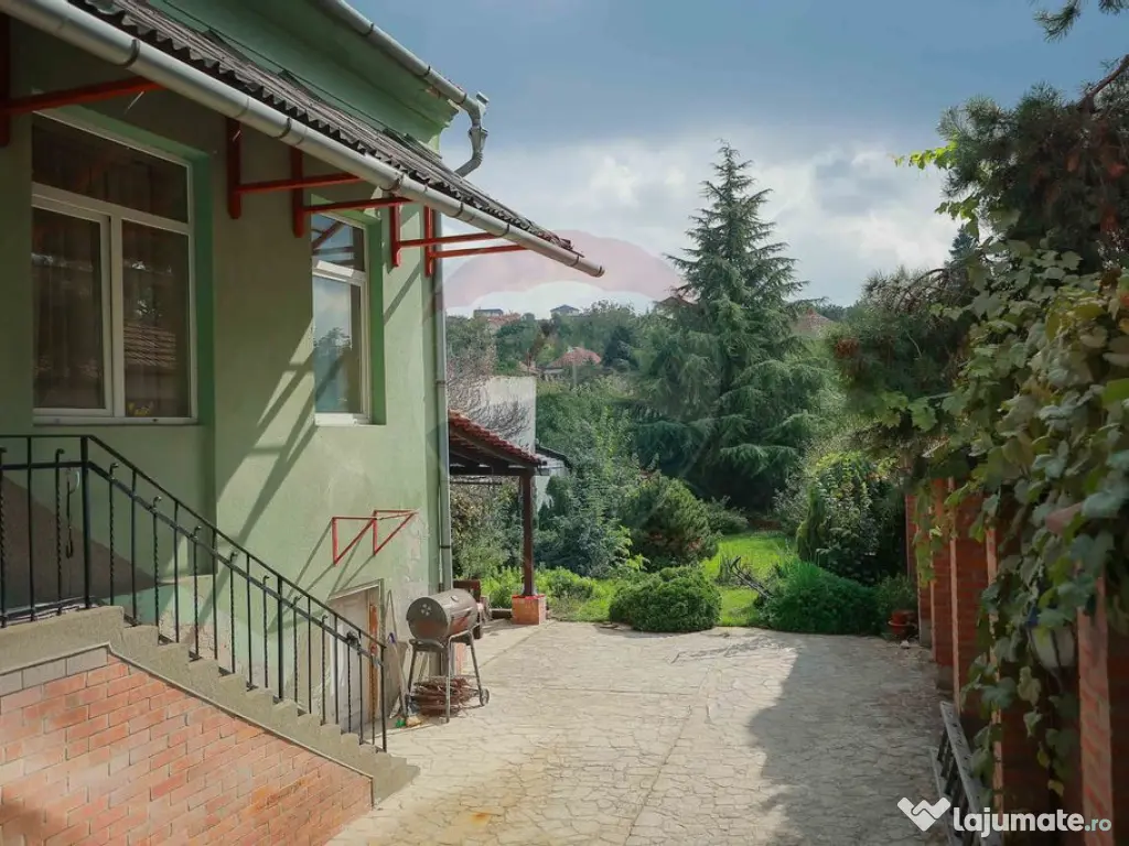 Casă / Vilă cu 4 camere de vânzare Ultracentral Str. L...