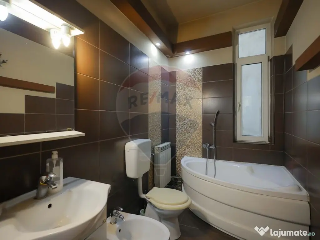 Casă / Vilă cu 4 camere de vânzare Ultracentral Str. L...