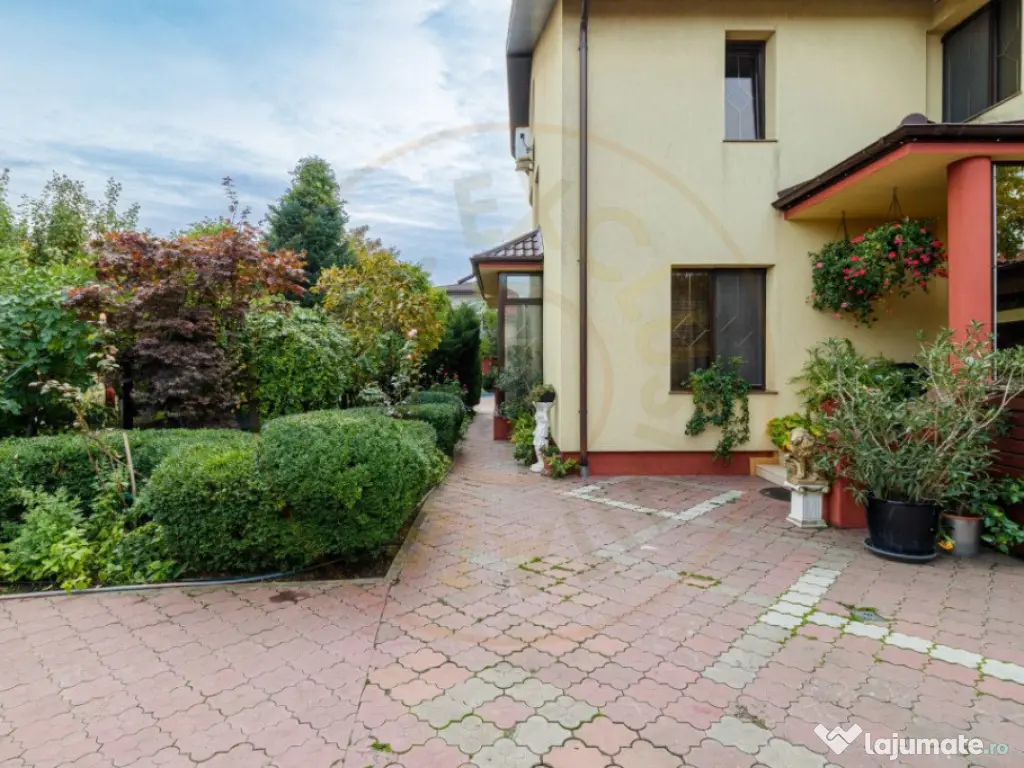 Vilă individuală cu piscină, garaj dublu • teren 766 mp 